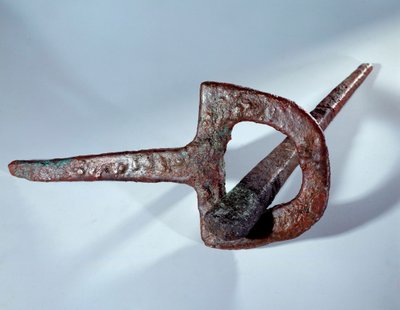 Mesopotamia: figurilla de fundación (clavo y su soporte de cobre). Período sumerio. 2800 a.C. Del sitio de Mari. París, Museo del Louvre de Mesopotamian Mesopotamian