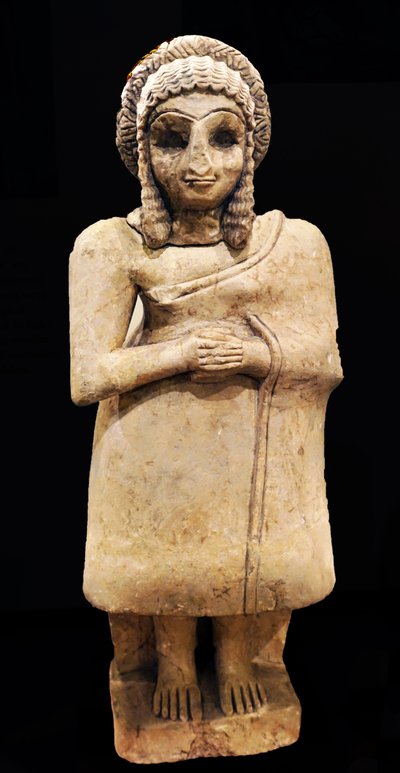 Estatua de una adoradora femenina con un vestido simple, Khfajah, Mesopotamia, c.2650-2550 a.C. (yeso) de Mesopotamian Mesopotamian