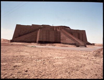 Vista del zigurat reconstruido, 2050 a.C. de Mesopotamian Mesopotamian