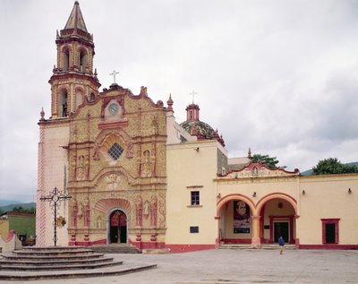 Fachada de la Iglesia Misión Franciscana de Santiago en Jalpan, 1751-58 de Mexican School