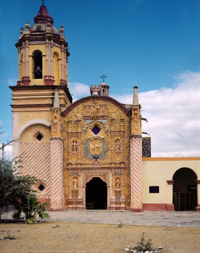 Fachada de la Iglesia Misión Franciscana del Arcángel San Miguel en Conca, 1754-58 de Mexican School