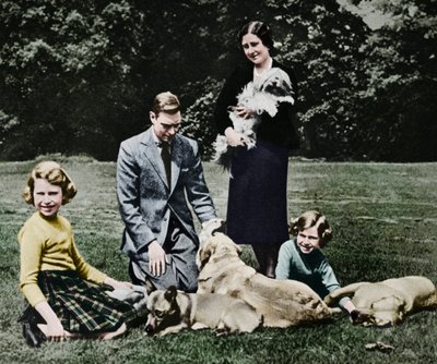 Familia real como un grupo feliz de amantes de los perros, 1937 de Michael Chance