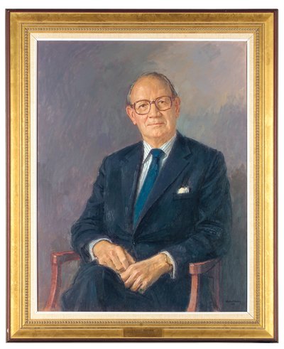 Retrato de Lord Aldington, sentado con traje oscuro de Michael Noakes