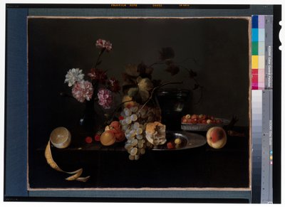 Bodegón con flores, frutas y un vaso de ron sobre una losa de piedra de Michiel Simons