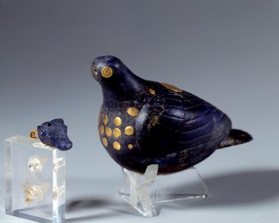 Antigüedad oriental: paloma en lapislázuli y oro. Del sitio de Susa. Periodo medio-elamita (Irán). 1200 a.C. París, Museo del Louvre de Middle Elamite Period