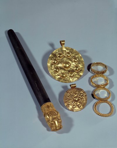 Piedra de afilar y anillos de granulación. Del sitio de Susa, suroeste de Irán. 1150 a.C. París, Museo del Louvre de Middle Elamite Period