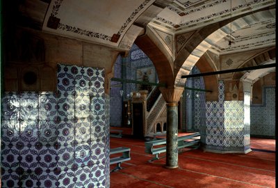 Vista interior de la Mezquita Rustem Pacha (1560-1564) de Mimar Sinan