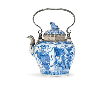 Tetera azul y blanca con tapa de Ming Dynasty Chinese School