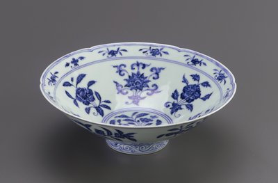 Cuenco con lados cónicos y borde foliado, Jingdezhen, provincia de Jiangxi de Ming Dynasty Chinese School