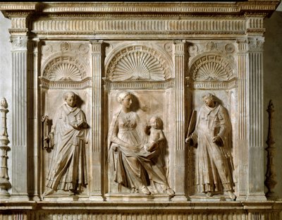 Virgen y Niño entre San Lorenzo y San Leonardo. Alto relieve de mármol de Mino da Fiesole