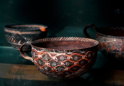 Arte minoico: copa de cerámica del período Kamares (Creta) protopalatial (2100 a 1650 a.C.) de Minoan