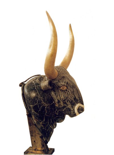 Arte minoico: rhyton en forma de cabeza de toro del Pequeño Palacio de Cnosos en Creta. 1550-1500 a.C. Heraclión, Museo Arqueológico de Minoan