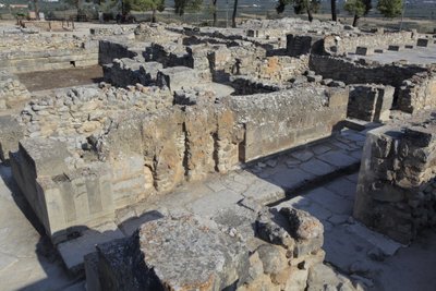 Sitio arqueológico minoico de Phaistos. Complejo noreste. Complejo de cuatro habitaciones directamente adyacentes al antiguo palacio de Minoan