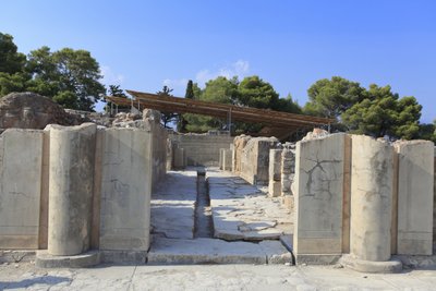 Sitio arqueológico minoico de Phaistos. Puerta del ala norte que se abre al patio central. El ala norte es la más importante del palacio porque se cree que albergaba los 