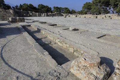 Sitio arqueológico minoico de Phaistos. Vista general del patio central desde los santuarios del ala oeste. Phaistos, Creta de Minoan