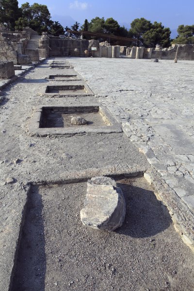 Sitio arqueológico minoico de Phaistos. Vista general del patio central desde los santuarios del ala oeste. El patio central es un elemento arquitectónico básico del palacio minoico. Es un núcleo alrededor del cual se disponen las diferentes alas. de Minoan