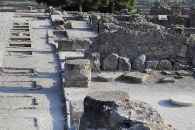 Sitio arqueológico minoico de Phaistos. Vista general de los santuarios del ala oeste a lo largo del patio central desde el ala norte. Había dos tipos de santuarios: 