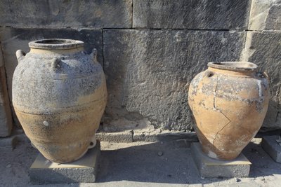 Sitio arqueológico minoico de Phaistos. Grandes pithoi (jarras de almacenamiento), encontradas junto al patio central. Creta de Minoan