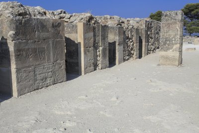 Sitio arqueológico minoico de Phaistos. Los almacenes del oeste. Gran complejo de almacenes del palacio. Consiste en la antesala, el corredor de los almacenes y los almacenes mismos. A la derecha e izquierda del corredor había 11 almacenes en los que de Minoan