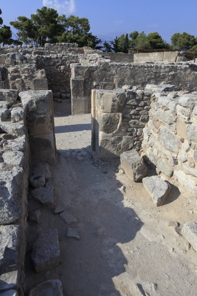 Sitio arqueológico minoico de Phaistos. Las revistas occidentales. Gran complejo de los almacenes del palacio. Vista sobre algunas de las 11 revistas en las que se almacenaban los bienes del palacio (1900-1700 a.C.) Phaistos, Creta. de Minoan