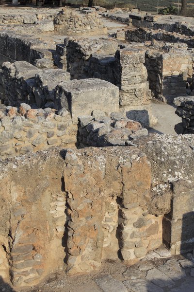 Sitio arqueológico minoico de Phaistos. Vista sobre el Complejo Noreste. Complejo de cuatro salas directamente adyacentes al antiguo palacio. Estas salas se utilizaban para almacenar valiosos vasos rituales. El famoso "disco de Phaistos" con escritura jero de Minoan