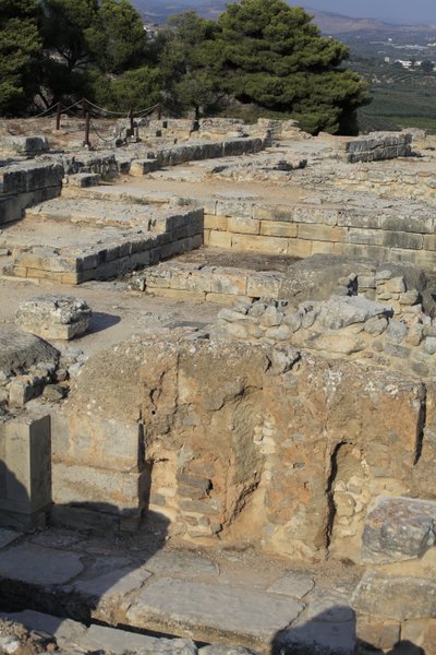 Sitio arqueológico minoico de Phaistos. Vista sobre el Complejo Noreste. Complejo de cuatro habitaciones directamente adyacentes al antiguo palacio. Estas habitaciones se utilizaban para almacenar valiosos vasos rituales. El famoso "disco de Phaistos" con  de Minoan