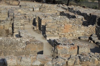 Sitio arqueológico minoico de Phaistos. Vista sobre el Complejo Noreste. Complejo de cuatro habitaciones directamente adyacentes al antiguo palacio. Estas habitaciones se usaban para almacenar valiosos vasos rituales. El famoso 