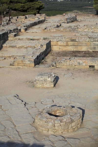 Sitio arqueológico minoico de Phaistos. Vista sobre el Complejo Noreste. Complejo de cuatro habitaciones directamente adyacentes al antiguo palacio. Estas habitaciones se usaban para almacenar valiosos vasos rituales. El famoso 