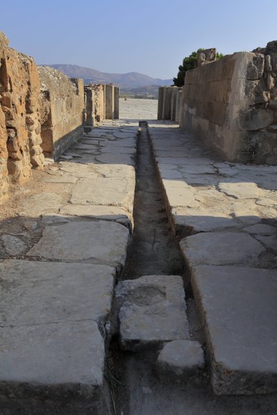 Sitio arqueológico minoico de Phaistos. Amplio corredor con un conducto de drenaje detrás de la puerta del ala norte de Minoan