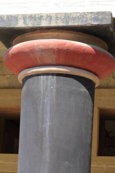 Sitio arqueológico minoico de Knossos. Detalle de una columna del Salón de los ejes dobles y el megaron de la reina del palacio del rey Minos. Knossos, Creta de Minoan
