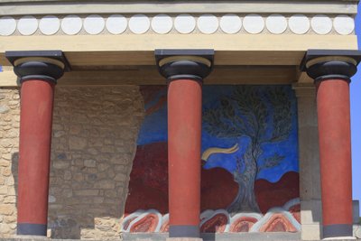 Sitio arqueológico minoico de Knossos. Entrada norte, Sala del pilar norte. Bastión reconstruido por Arthur Evans donde colocó una copia de un fresco en relieve restaurado de un toro. Knossos, Creta de Minoan