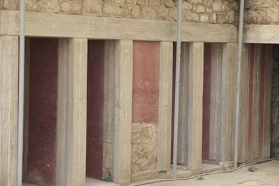 Sitio arqueológico minoico de Knossos. Ala oeste junto al "santuario tripartito". Sala con dos grandes depósitos rectangulares hundidos en el suelo. Estaban llenos de vasijas de barro y objetos valiosos entre los que se encontraban las famosas estatuillas  de Minoan