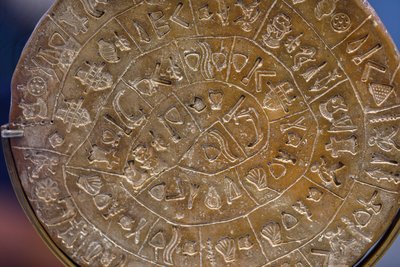 Disco de Phaistos. Signos simbólicos dispuestos en espiral (Lado A), principios del siglo XVII a.C. de Minoan