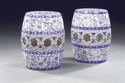 Un par de asientos de jardín azul y blanco, c.1860 de Mintons Ltd