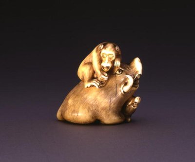 Netsuke, que representa un jabalí con un mono, c.1800-10 de Mitsuhide