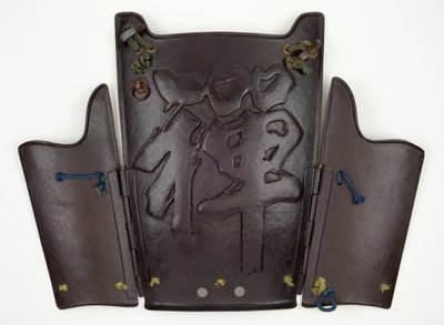 Peto y dos placas laterales de una armadura estilo yukinoshita-do de cinco secciones con diseño en relieve del carácter 