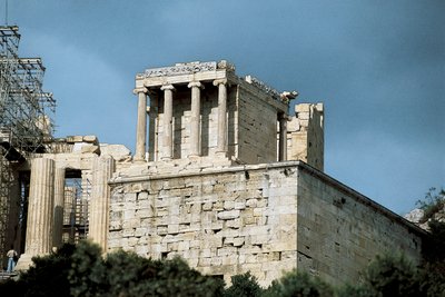 Templo de Atenea Niké, diseñado por Mnesicles y Calícrates en el siglo V a.C., Acrópolis de Atenas, Grecia de Mnesikles Mnesikles