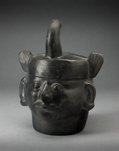 Vaso retrato en forma de gobernante con tocado felino de Moche