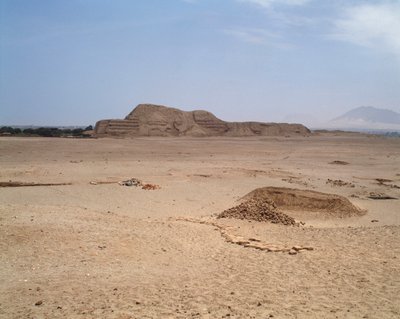 Vista del templo de ladrillo mochica (1983 - Fotografía) de Moche Moche