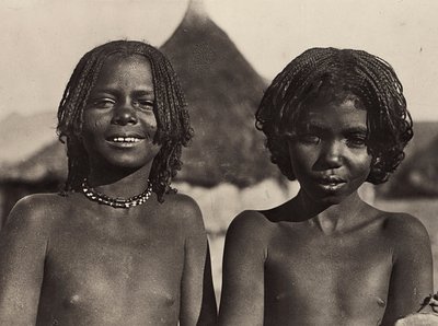 Construyendo un Imperio en la era fascista: niñas Maria en Eritrea, 09/05/1936 (foto en b/n) de Modestino Baldinetti