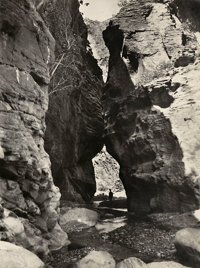 Construyendo un Imperio en la era fascista: una gruta en Endeli, 09/05/1936 (foto en b/n) de Modestino Baldinetti