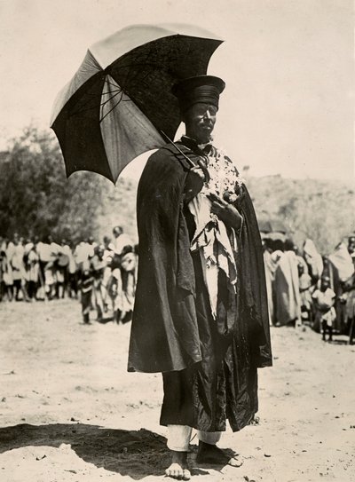 Construyendo un Imperio en la era fascista: un sacerdote abisinio, 09/05/1936 (foto en b/n) de Modestino Baldinetti
