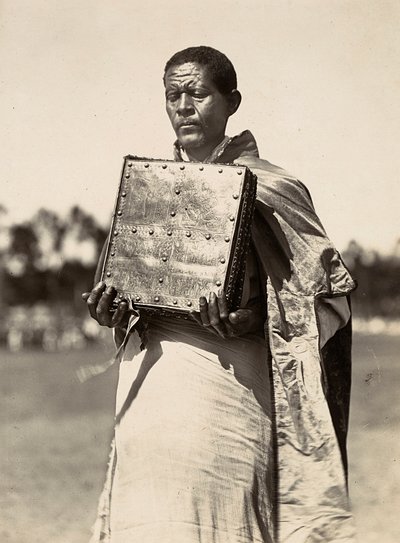 Construyendo un Imperio en la era fascista: un sacerdote abisinio llevando un libro de los Evangelios, 09/05/1936 de Modestino Baldinetti