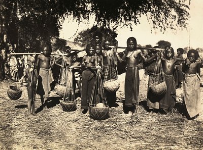 Construyendo un Imperio en la era fascista: portadores de agua Cunama, 09/05/1936 de Modestino Baldinetti