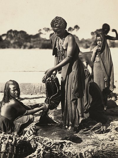 Construyendo un Imperio en la era fascista: mujeres de la tribu Beni-Amer en un pozo de agua, 09/05/1936 (foto en b/n) de Modestino Baldinetti