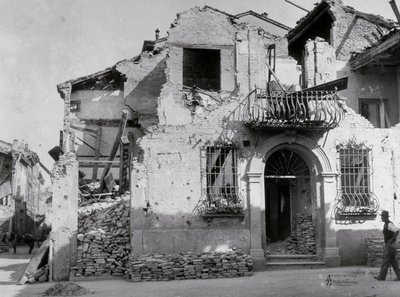 Los bombardeos de Sermide: una casa seriamente dañada durante la Segunda Guerra Mundial. Parte de la fachada se puede ver. de Modestino Baldinetti