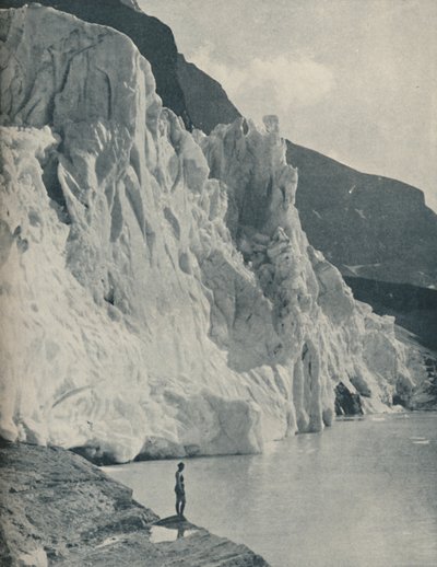 Glaciar en caída y Lago Berg en la montaña más alta de Canadá, c1935 de Mondiale