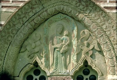Madonna y el Niño, (detalle) de la ventana de la iglesia, construida entre 1413-17 de Morava School