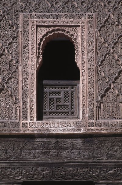 Vista de una ventana en el patio de la Medersa Ali ben Youssef, construida por los Saadíes en 1565 de Moroccan School