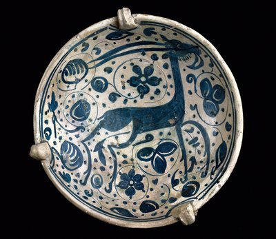 Arte mudéjar: copa de cerámica azul, decorada con un ciervo de Paterna, Manises (estilo hispano-morisco). Siglo XIV o XV. Museo de Cerámica de Barcelona, España de Mudejar School